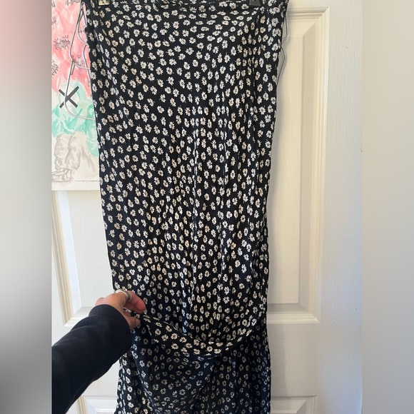 long skirt girlies rise up - Picture 2 of 2